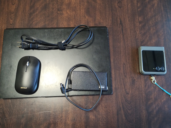 これまで積んでいた1kgのモバイルノートパソコンと、今回持っていったスマートフォンを並べた比較写真