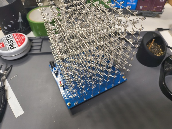 完成した8x8x8 LEDキューブの全体