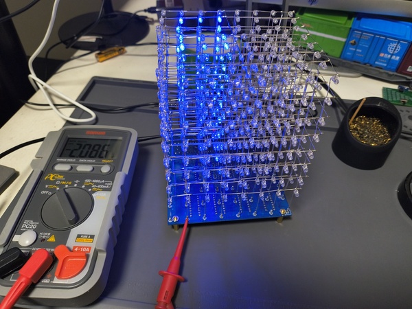 テスターでLEDキューブのLEDの端子間電圧を測っているところ