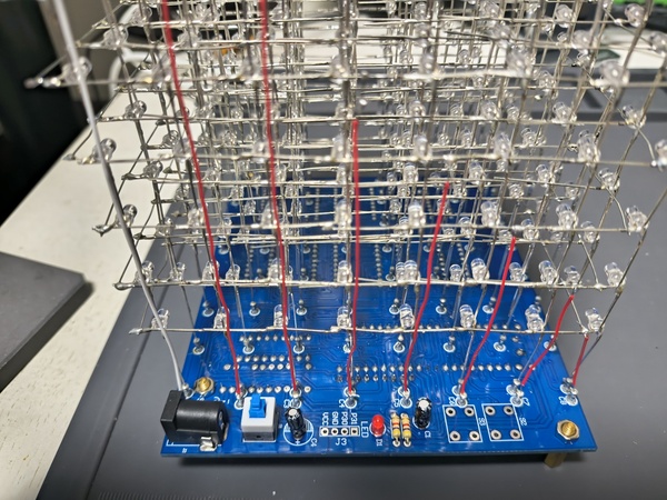 LEDキューブの各層と基板を被覆導線でつないだところ